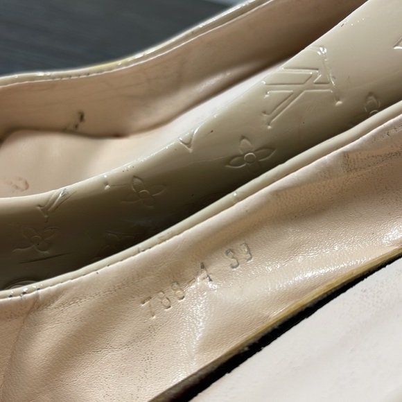 LV heels size 39 / 8 US - Picture 3 of 10